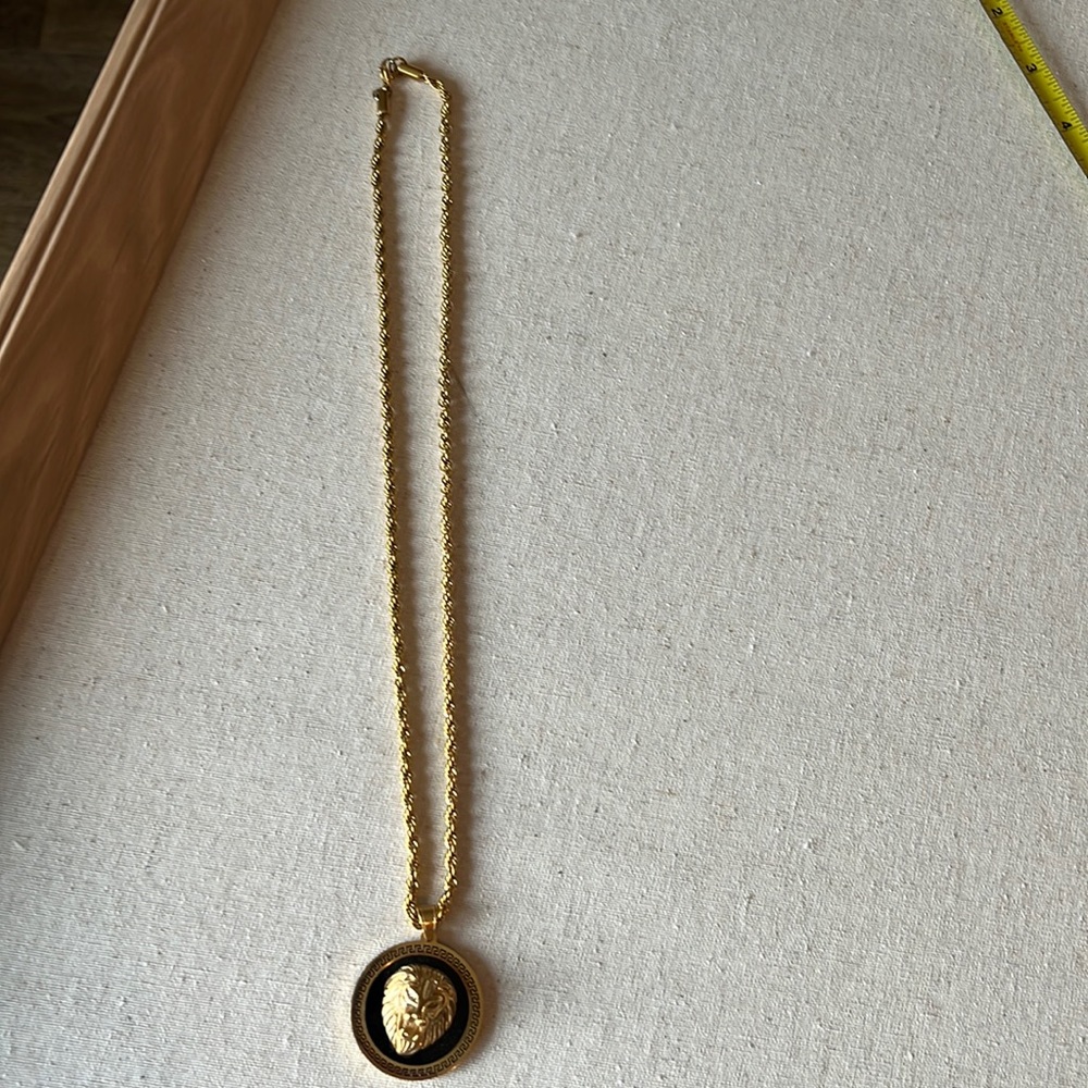 Gold rope chain with lien pendant